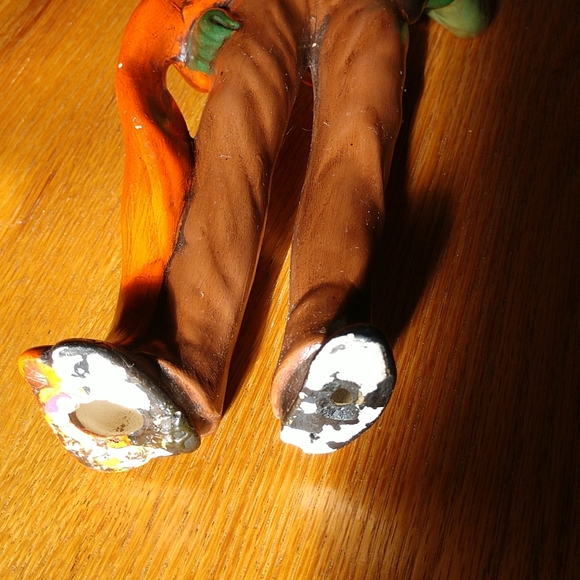 CR VINTAGE Hand Painted Newsboy Ceramic Figurine resembles a young Elvis - Picture 5 of 6